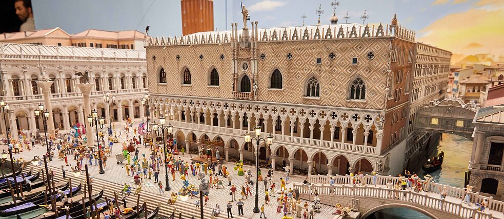 喜愛細節：屏氣凝神在小人國欣賞袖珍版的威尼斯。 