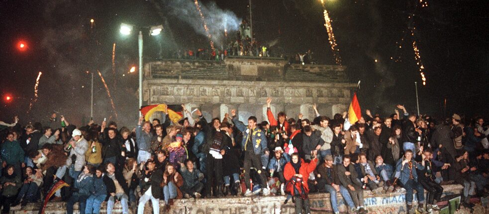 Il 1989 si è chiuso con centinaia di migliaia di tedeschi dell’Est e dell’Ovest festanti nella notte di San Silvestro sul Muro di Berlino, alla Porta di Brandeburgo.