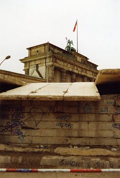 El muro delante de la Puerta de Brandeburgo. Mientras otros festejan, la conducción del SED (Partido Socialista Unificado de Alemania) ya está pensando en cómo sacar ganancias de partes del muro