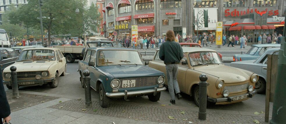 "東德人並不是被迫與西方接軌，而是他們想這樣做"。隔離牆倒塌的第二天，成千上萬的東柏林人湧向西柏林的Kurfürstendamm(1989年11月10日，Breitscheidplatz上來自東德的汽車)。