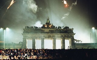 Ausgelassen feiern Menschen aus Ost- und Westdeutschland die erste gemeinsame Neujahrsfeier seit über vier Jahrzehnten.