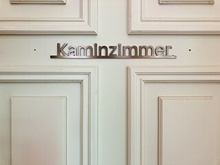 Die Tür zum Kaminzimmer