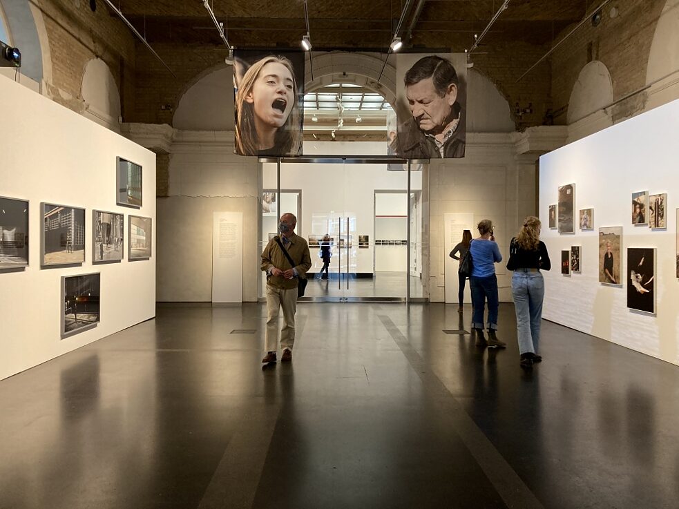 La prima sala della mostra Kontinent, alla Akademie der Künste