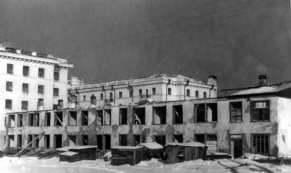 Niedergebranntes Fachwerkhaus in Nowosibirsk, rechts unten ist das Fenster der Wohnung zu sehen, die Ende der 190er-Jahre Sophie und Jen bewohnten.
