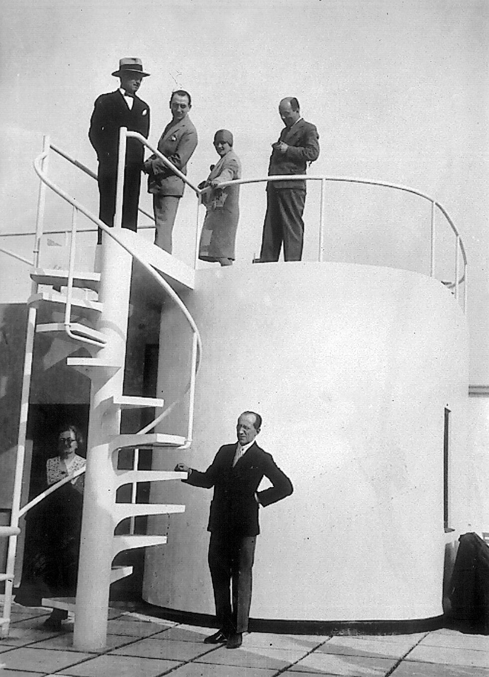 Visiting Le Corbusier’s home in Paris, 1928: below is Pitt Mondrian, above on the right are Sofie and El Lissitzky. On the left are Le Corbusier’s employees. 