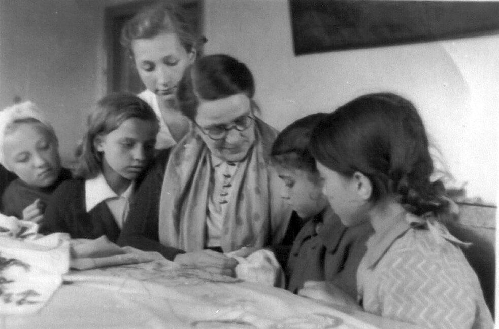 Sophie Lissitzky-Küppers leitet einen Handarbeitszirkel im Kulturhaus Nowosibirsk, 1940er Jahre
