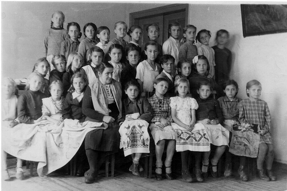 Софи Лисицкая-Кюпперс с ученицами в доме культуры, Новосибирск, 1949 год