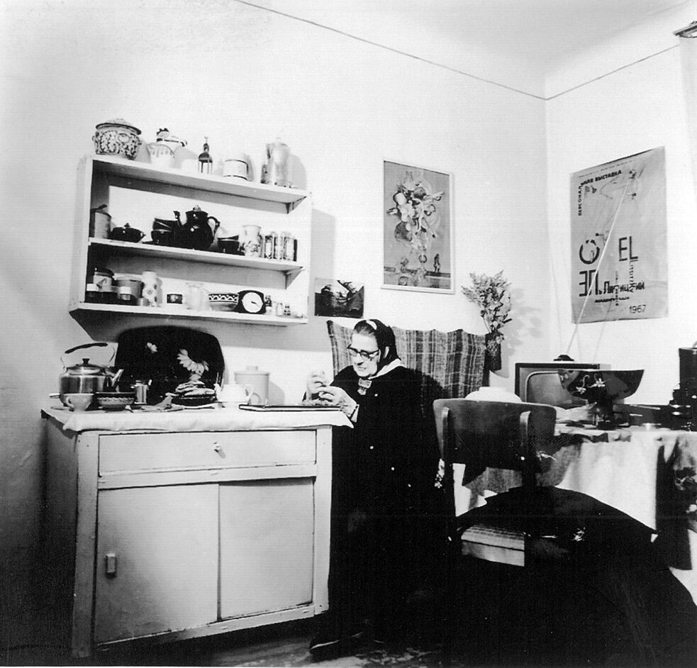 Sophie Lissitzky-Küppers in ihrer letzten Wohnung, kurz vor ihrem Tod, Nowosibirsk.