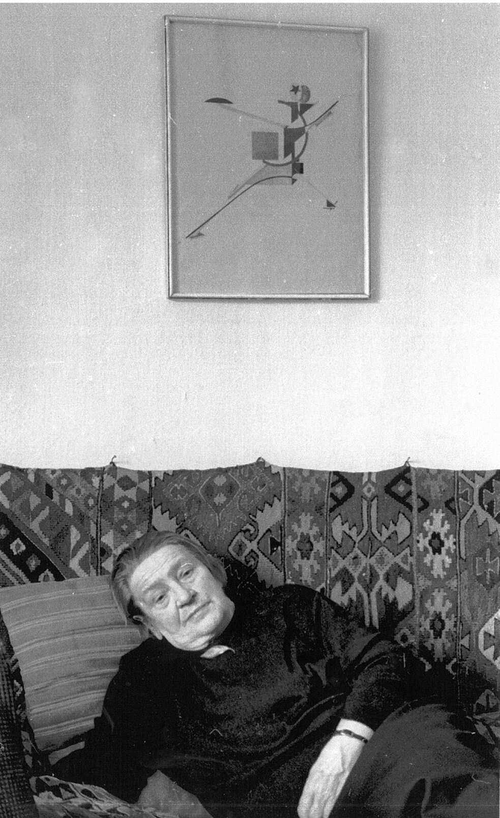 Sophie Lissitzky-Küppers in ihrem Zimmer. An der Wand – die Lithographie „Neuer“ von El Lissitzky, Nowosibirsk, 1970er-Jahre