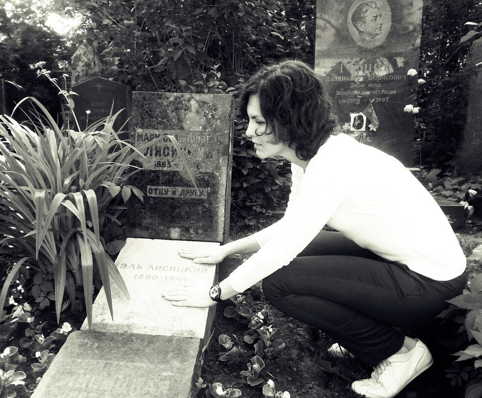 Valeria Lissitzky at the grave of El Lissitzky, Moscow