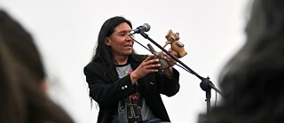 Dekolonisierung: Performance von Emilio Urbay Zevallos während des HumboldtHuaca-Workshops, Berlin, 11. Mai 2019