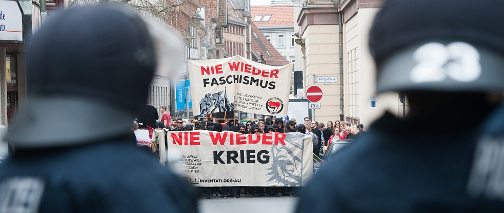 Contro-manifestazione in occasione di un raduno del cosiddetto “Thügida”, Freundeskreis Thüringen-Niedersachsen (letteralmente Circolo degli amici della Turingia-Bassa Sassonia; N.d.T.: in analogia al “Pegida”, movimento di estrema destra contro l’islamizzazione dell’occidente) il 01/04/2017 nella Wilhelmsplatz di Göttingen. 