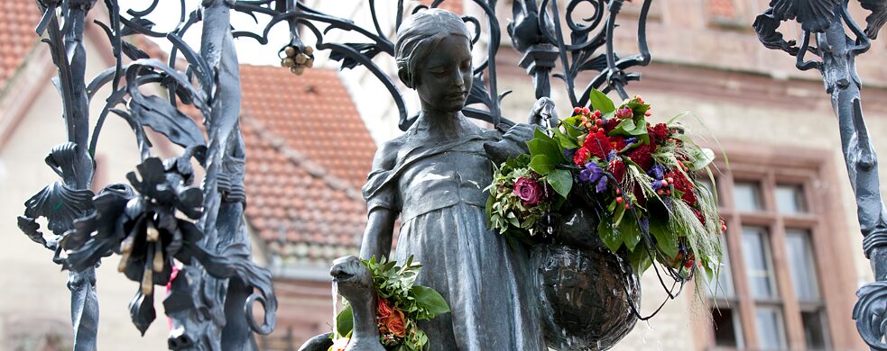 Même si cela a été longtemps interdit : ceux qui obtiennent un doctorat à Göttingen ne quittent pas la ville sans avoir déposé un baiser sur la joue de la Gänseliesl et lui avoir offert un bouquet de fleurs.