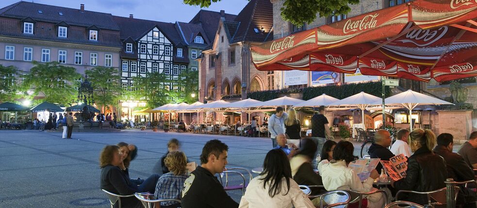 Le pouls de Göttingen bat au rythme des semestres universitaires, ce qui est particulièrement visible la nuit : La place du marché et l'ancien hôtel de ville le soir.