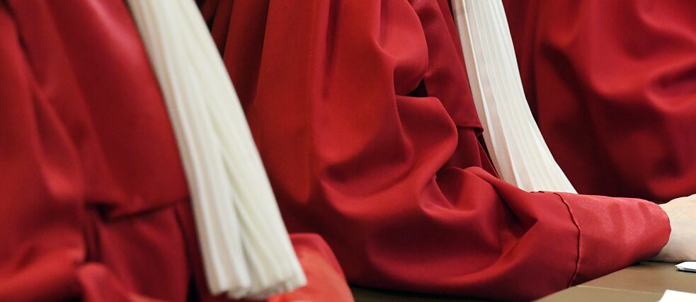 La tipica toga rossa dei giudici della Corte costituzionale federale tedesca