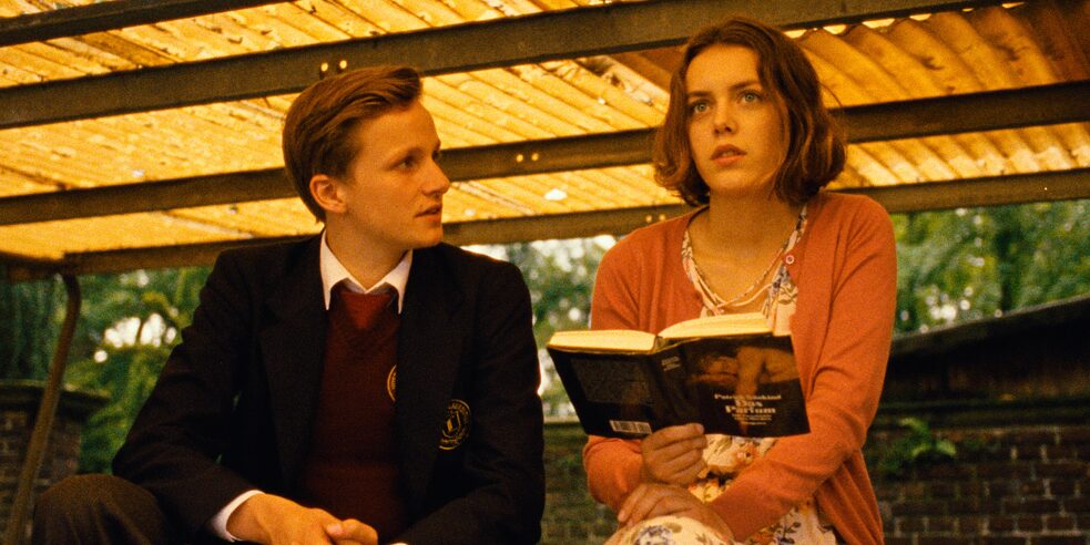 "Perfume - Heart Chord": Exterior scene - Moritz (Leon Blaschke) looks at Elena (Valerie Stoll), who is holding the book "Perfume - The Story of a Murderer" by Patrick Süskind.