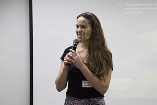 Theresa Williamson ante l*s miembros de la Sustainable Favela Network.