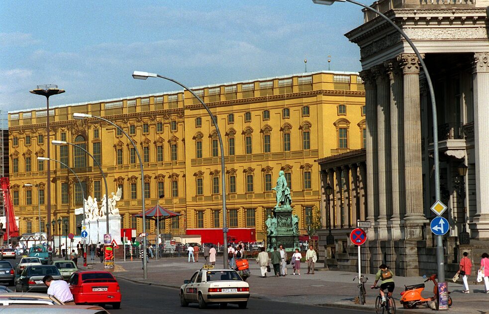 檔案照片/柏林：位於柏林市中心的霍亨索倫宮是一種幻象。太子宮（右）與共和國宮的中間豎起了依照一九五零年被炸毀的建物的原始尺寸的支架，並罩上彩繪的織布。這座「夢幻城堡」耗資三百萬德國馬克，計畫展示一百天，希望能發揮將遊客吸引至德國首都的任務。
