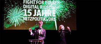 Bandmitglieder von Systemabsturz auf der Bühne. Auf Plakat im Hintergrund steht: fight for your digital rights. 15 Jahre Netzpolitik.org