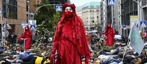 Die heutige Umweltbewegung legt bei ihren Aktionen Wert darauf, bildstarke Motive für die Medien zu liefern: Protestaktion gegen Abholzung von Extinction Rebellion in Berlin 2020.