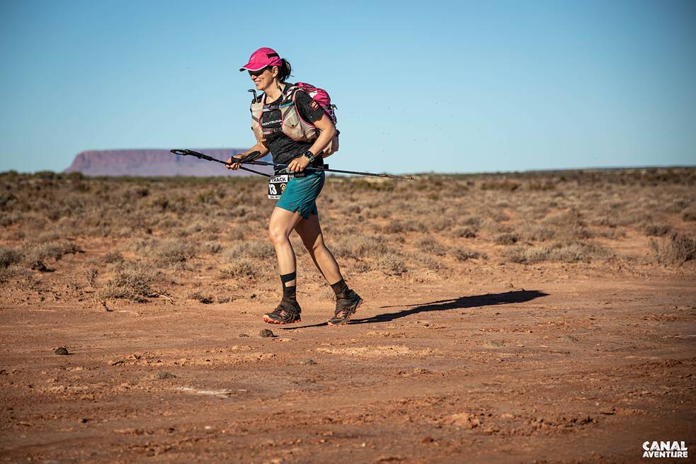 Andrea Löw 2019 vor dem Uluru auf dem härtesten Etappenrennen der Welt: „The Track“.