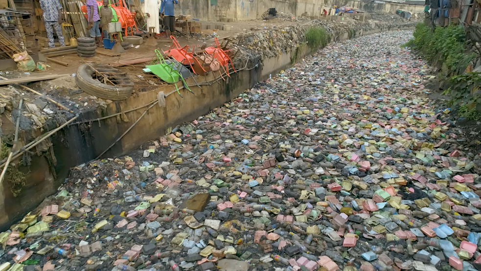 Cajas y demás basura en una comunidad en Lagos.