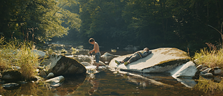 Zwei Jungen an einem Fluss