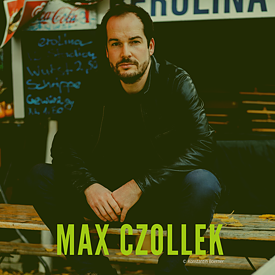 Max Czollek sitzt auf einer Bank