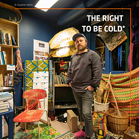 Sámi Künstler Joar Nango steht in seinem Arbeitszimmer