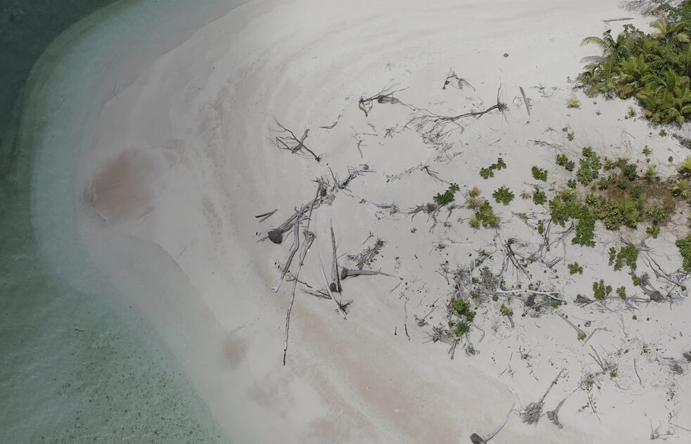 Luftaufnahme eines Strandabschnitts in Tuvalu
