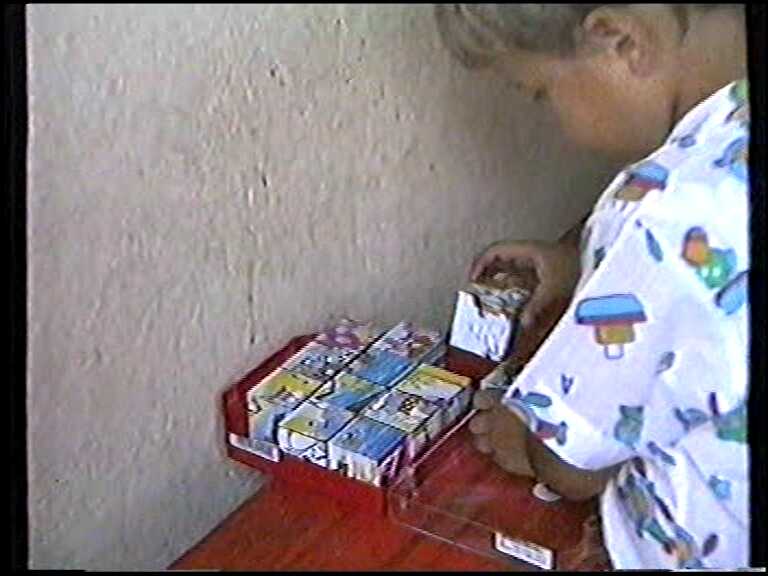Ein Junge spielt mit Bilder-Bauklötzen