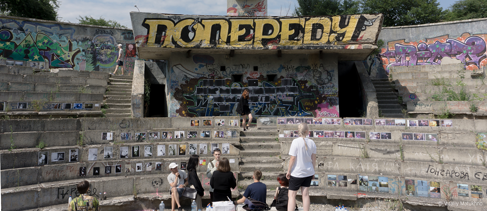 Exhibition in an abandoned amphitheatre in Rivne. Above: “Go forward”