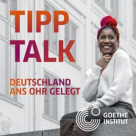 Foto von Tipp Talk-Moderator Rumbie in Leipzig. Neben ihr steht der Titel des Podcasts Tipp Talk.