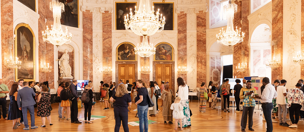 Besucher*innen bei der interaktiven Ausstellung