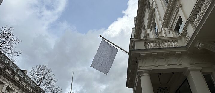 Weiße Fahne vor dem Goethe-Institut London an einem grauen, regnerischen Tag