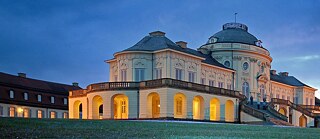 Foto de la Akademie Schloss Solitude por la noche