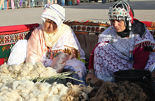 نساجات الزرابي رائدات التغيير في القبائل الواوزكيتية الأمازيغية