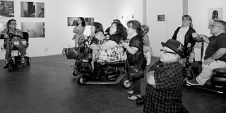 在阿曼达·卡齐亚博士2014年于美国圣地亚哥Space4Art 艺术中心策划的展览“构建矮小症：重新看待当代摄影中的矮小身材”中，作品被悬挂在适合矮小症人群观看的高度，巧妙地将无障碍设计与展览主题结合在了一起。