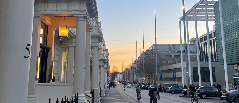 Das Bild zeigt eine Straße in South Kensington, während die Sonne untergeht