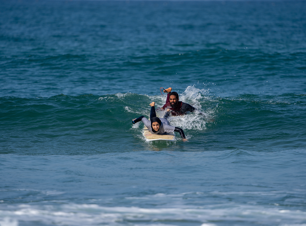 Khadija surft im Meer