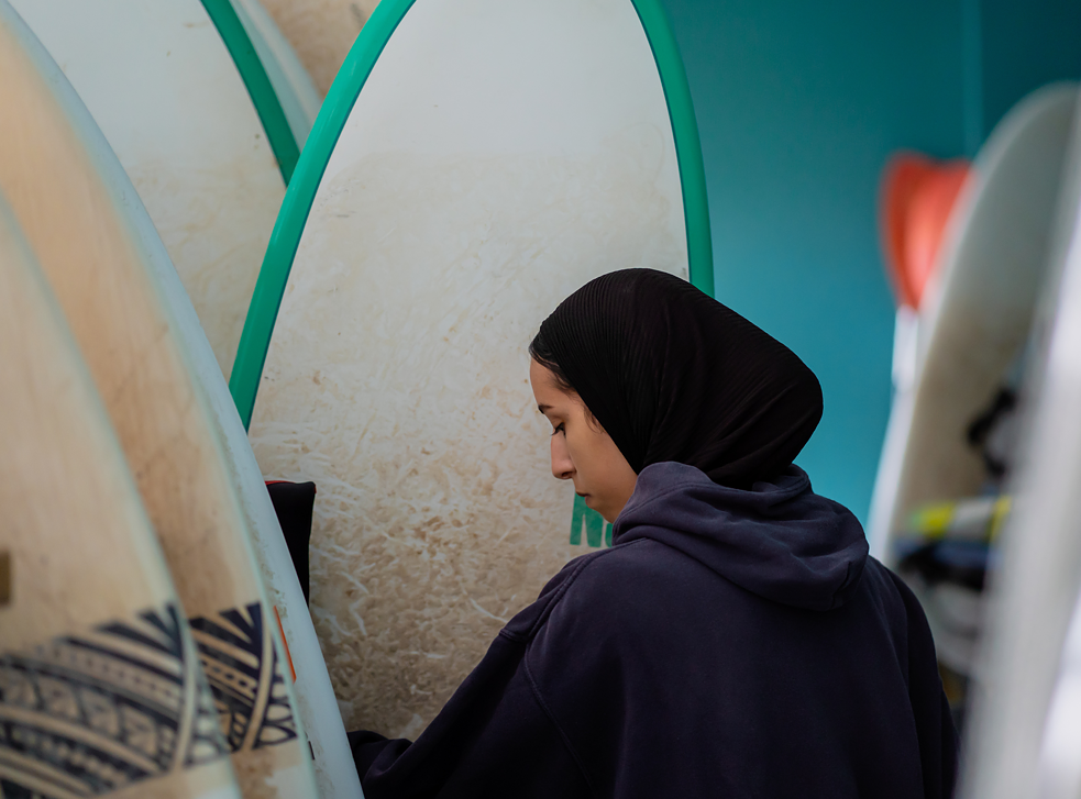 Khadija mit ihrer Surfausrüstung
