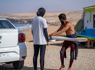 Khadija avec son professeur de natation et de surf Redouane