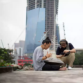 Zwei Künstler nehmen auf einem Dach in Kuala Lumpur Sounds auf