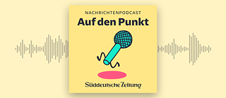 En tegnet grøn mikrofon med små ben på en gul firkant og i baggrunden, i samme gule farve, afbøjningslinjen for en lydfil. Ovenover står der: Nachrichtenpodcast Auf den Punkt. 