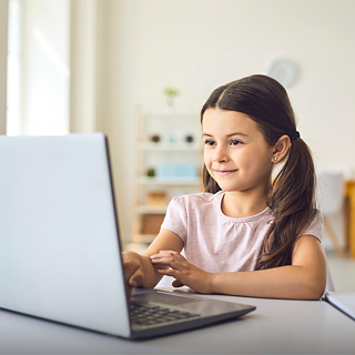 Mädchen sitzt am Schreibtisch vor ihrem Laptop und folgt ihrem Online-Deutschkurs © © Goethe-Institut Kinder Onlinekurs