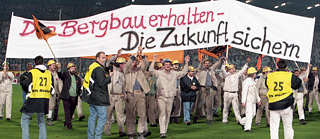 Mineros se manifiestan con un cartel contra el cierre de minas en el Ruhrstadion de Bochum