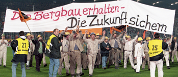 Bergarbeiter demonstrierten mit einem Plakat gegen die Schließung von Zechen im Ruhrstadion in Bochum