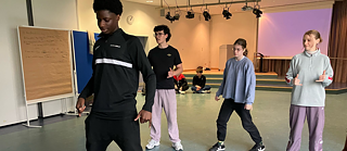  Vier Schüler*innen der Ida-Ehre-Schule in Hamburg tanzen beim Workshop zum Projekt (h)ours von Lisa Magnan und Daniel Bucurescu in einem Raum