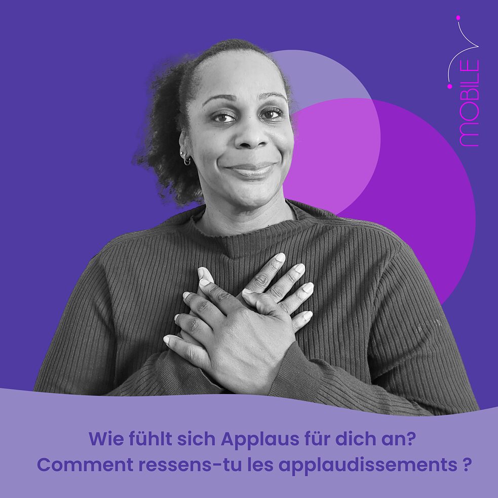 Wie fühlt sich Applaus für dich an? Jenny Ginat legt die Hände aufs Herz.