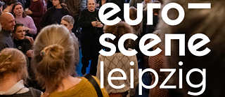 Ein Raum voller Menschen. Darüber steht "euro-scene Leipzig" geschrieben.